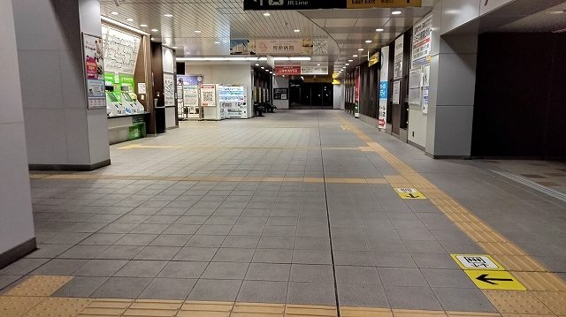 早朝　駅